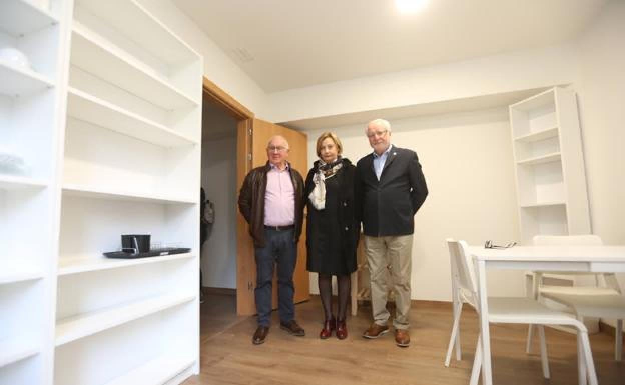 A la inauguración de los minipisos acudieron, entre otras personalidades, Belarmino Martínez, Mariví Monteserín y José María Lana