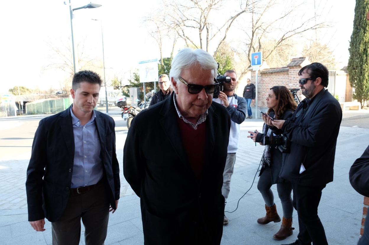 Felipe González acude al tanatorio para despedir a quien fue su primer ministro de Asuntos Exteriores. 