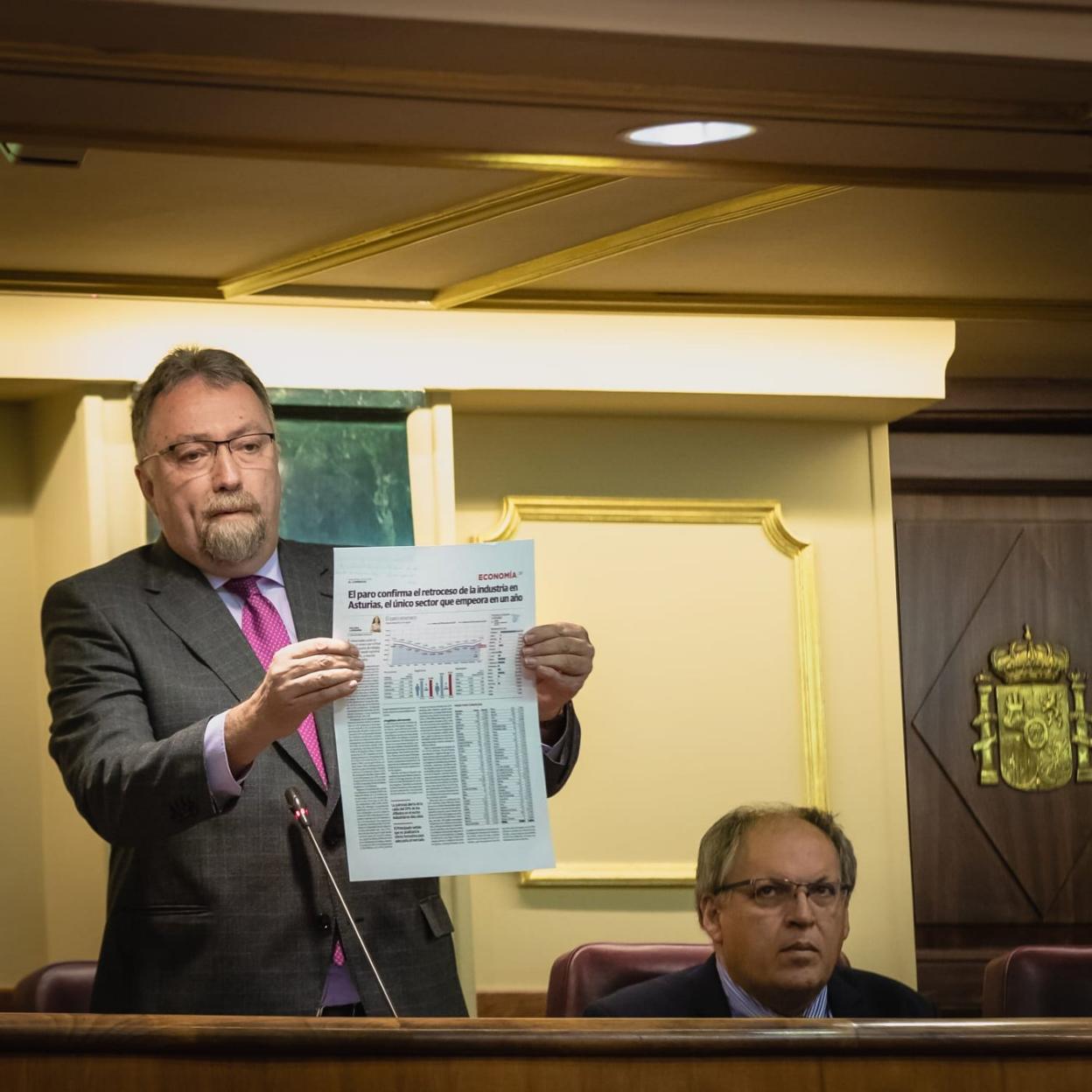 Isidro Martínez Oblanca muestra una información de EL COMERCIO. 