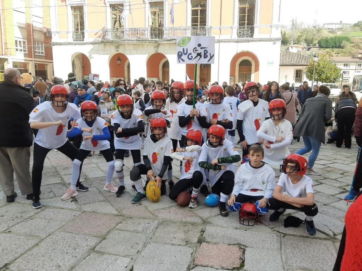 Un grupo de alumnos disfrazados ante el Ayuntamiento piloñés. 