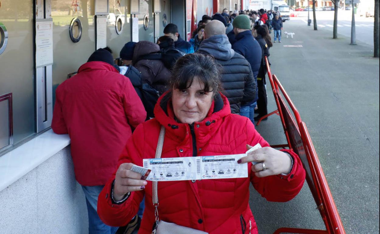 Una de las aficionadas del Sporting con sus entradas.