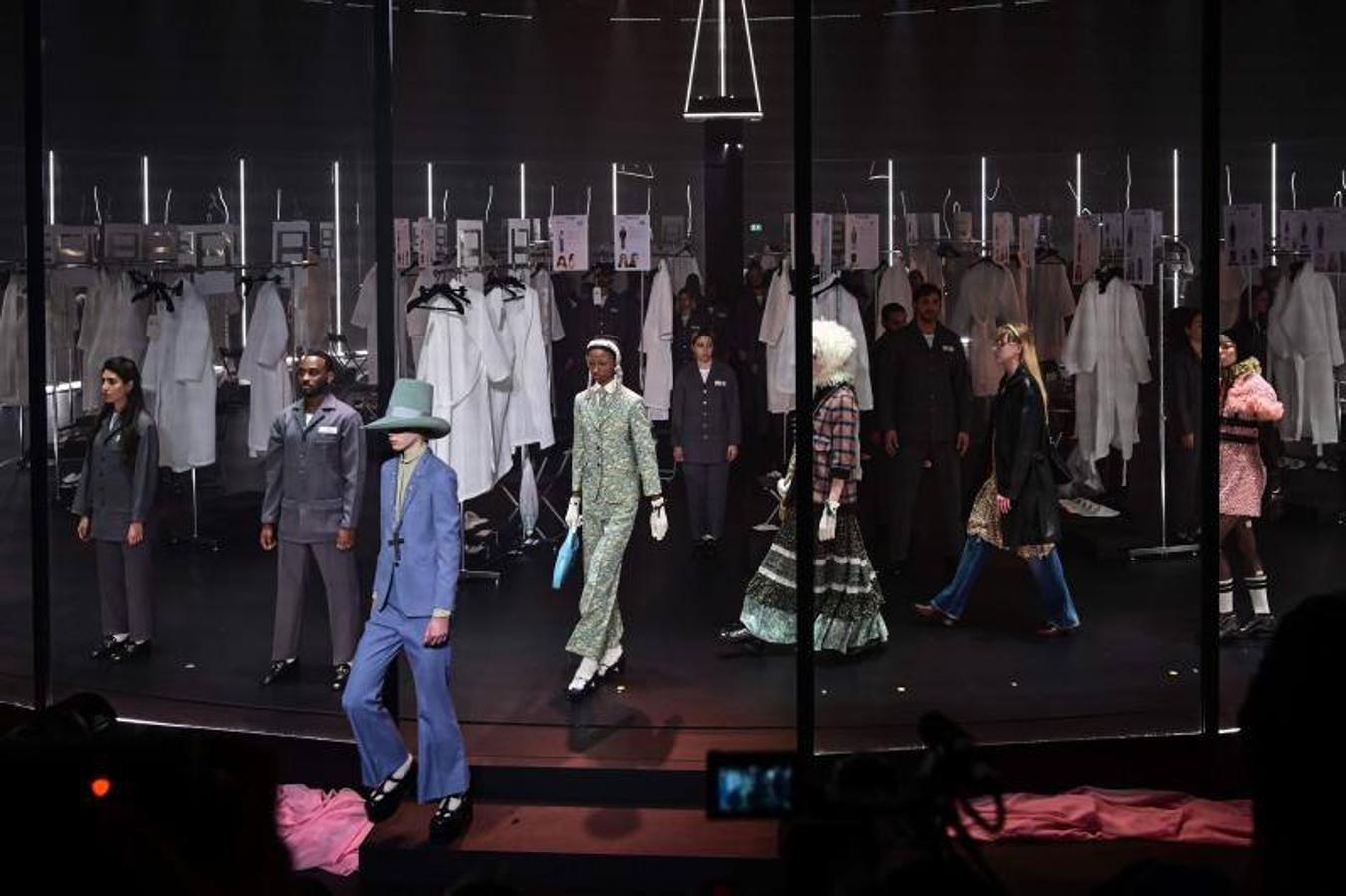 La Semana de la Moda de Milán ha arrancado con uno de los desfiles más espectaculares. Gucci ha sorprendido esta vez con un escenario giratorio, en el que las modelos han pasado a convertirse en maniquíes y en el que también se ha podido apreciar el trabajo de los estilistas y maquilladores que siempre hay detrás de las pasarelas. Una de las colecciones de otoño/invierno más esperadas, que no ha dejado indiferente a nadie. 