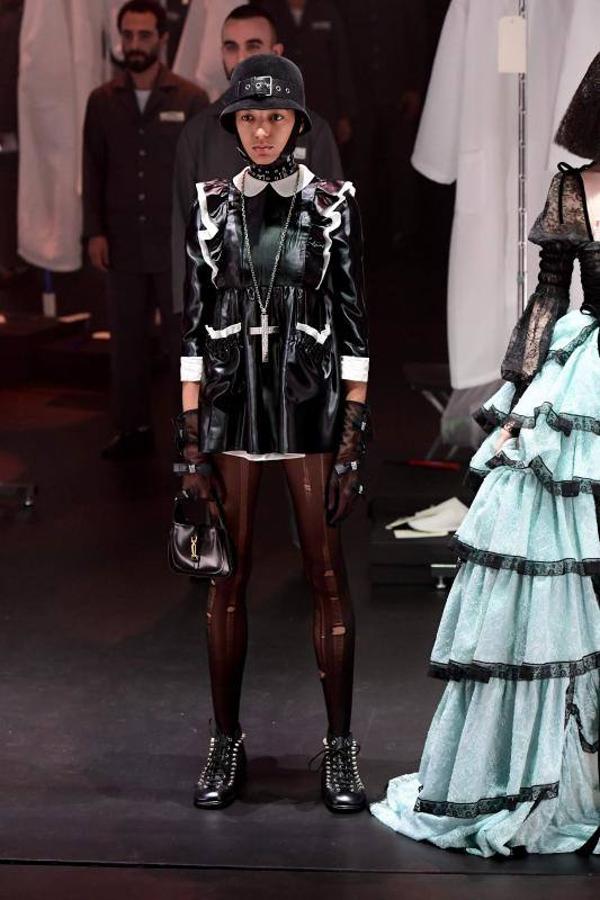 La Semana de la Moda de Milán ha arrancado con uno de los desfiles más espectaculares. Gucci ha sorprendido esta vez con un escenario giratorio, en el que las modelos han pasado a convertirse en maniquíes y en el que también se ha podido apreciar el trabajo de los estilistas y maquilladores que siempre hay detrás de las pasarelas. Una de las colecciones de otoño/invierno más esperadas, que no ha dejado indiferente a nadie. 