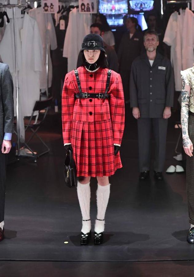 La Semana de la Moda de Milán ha arrancado con uno de los desfiles más espectaculares. Gucci ha sorprendido esta vez con un escenario giratorio, en el que las modelos han pasado a convertirse en maniquíes y en el que también se ha podido apreciar el trabajo de los estilistas y maquilladores que siempre hay detrás de las pasarelas. Una de las colecciones de otoño/invierno más esperadas, que no ha dejado indiferente a nadie. 