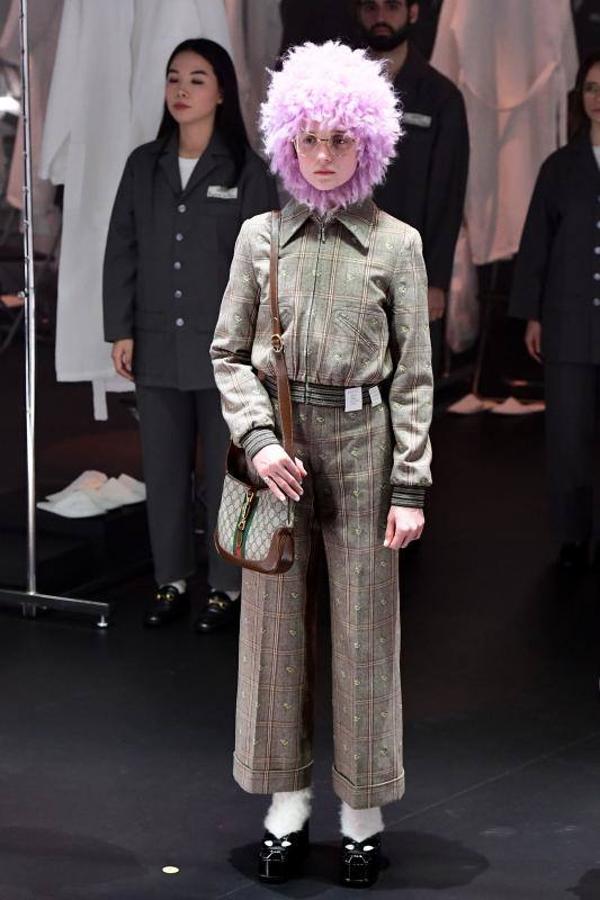 La Semana de la Moda de Milán ha arrancado con uno de los desfiles más espectaculares. Gucci ha sorprendido esta vez con un escenario giratorio, en el que las modelos han pasado a convertirse en maniquíes y en el que también se ha podido apreciar el trabajo de los estilistas y maquilladores que siempre hay detrás de las pasarelas. Una de las colecciones de otoño/invierno más esperadas, que no ha dejado indiferente a nadie. 