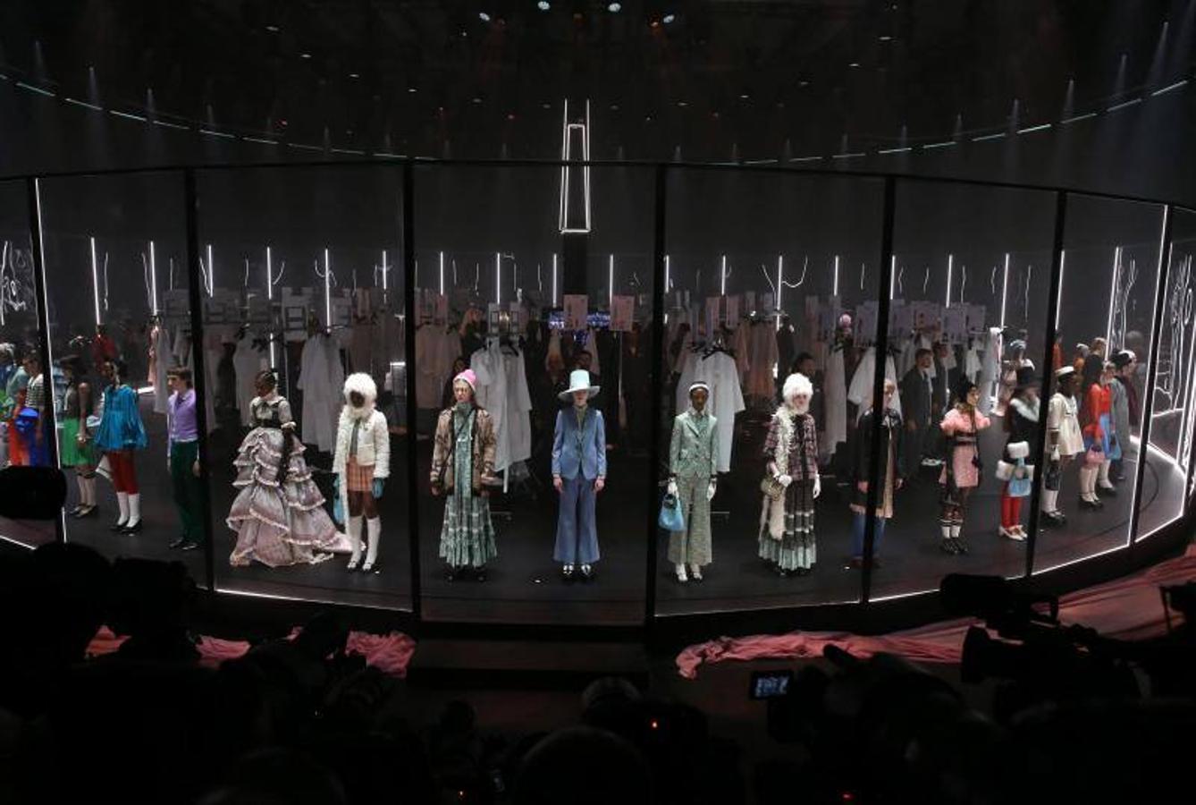 La Semana de la Moda de Milán ha arrancado con uno de los desfiles más espectaculares. Gucci ha sorprendido esta vez con un escenario giratorio, en el que las modelos han pasado a convertirse en maniquíes y en el que también se ha podido apreciar el trabajo de los estilistas y maquilladores que siempre hay detrás de las pasarelas. Una de las colecciones de otoño/invierno más esperadas, que no ha dejado indiferente a nadie. 