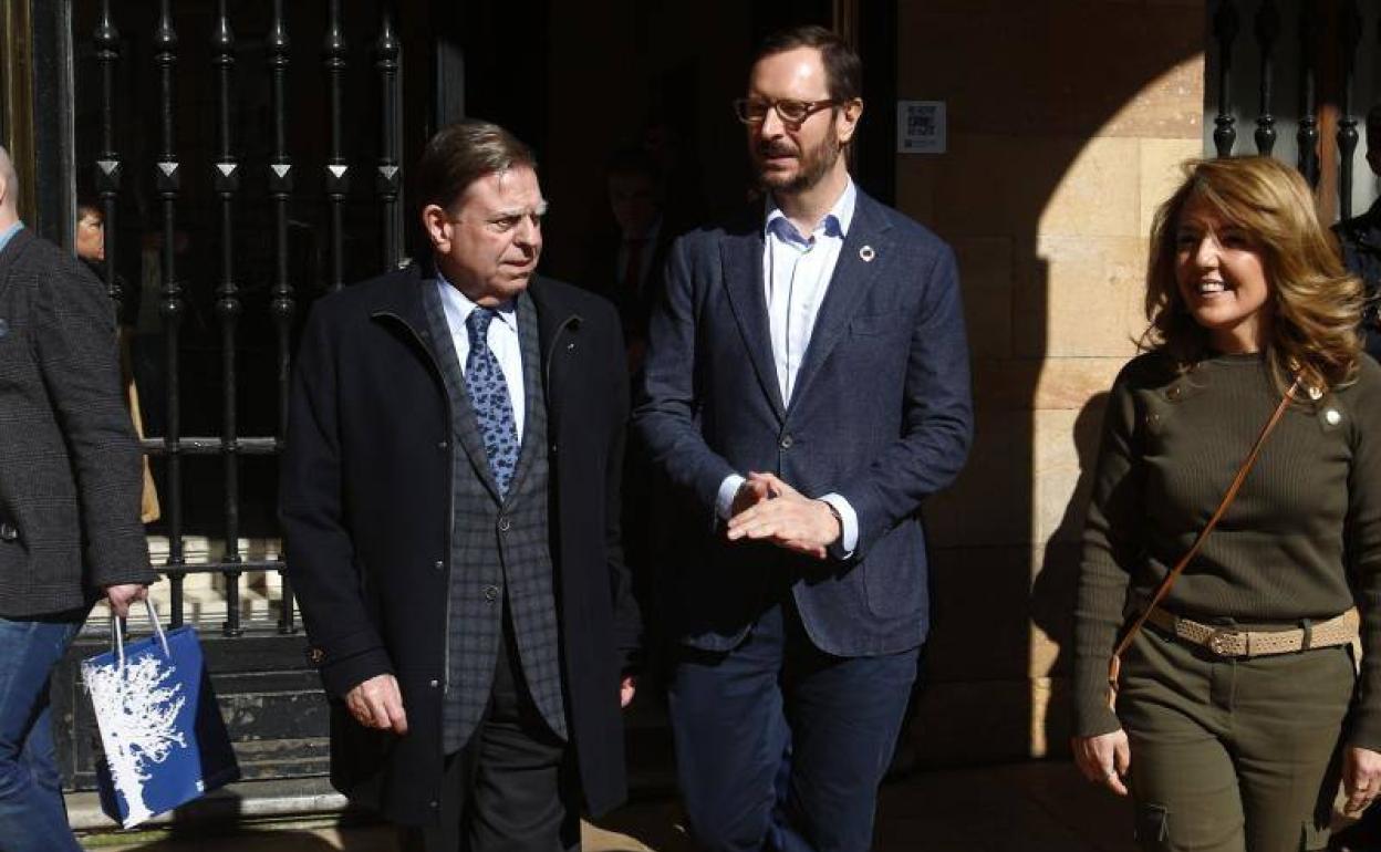 Javier Maroto, en el centro, con Alfredo Canteli y Teresa Mallada, esta mañana en Oviedo.