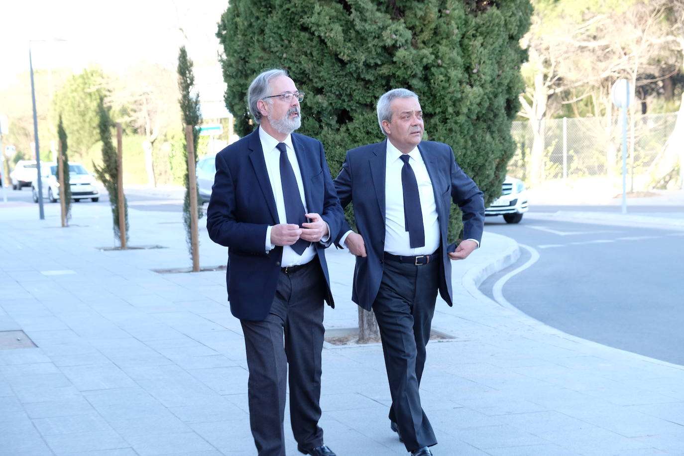 Personalidades como el expresidente del Gobierno Felipe González y el ministro de Agricultura, Luis Planas, y rostros conocidos de la política y la sociedad asturiana como la alcaldesa de Avilés, Mariví Monteserín, y el padre Ángel, arroparon a la familia del exministro Fernando Morán en su capilla ardiente, instalada en el tanatorio de Pozuelo de Alarcón, en Madrid. 