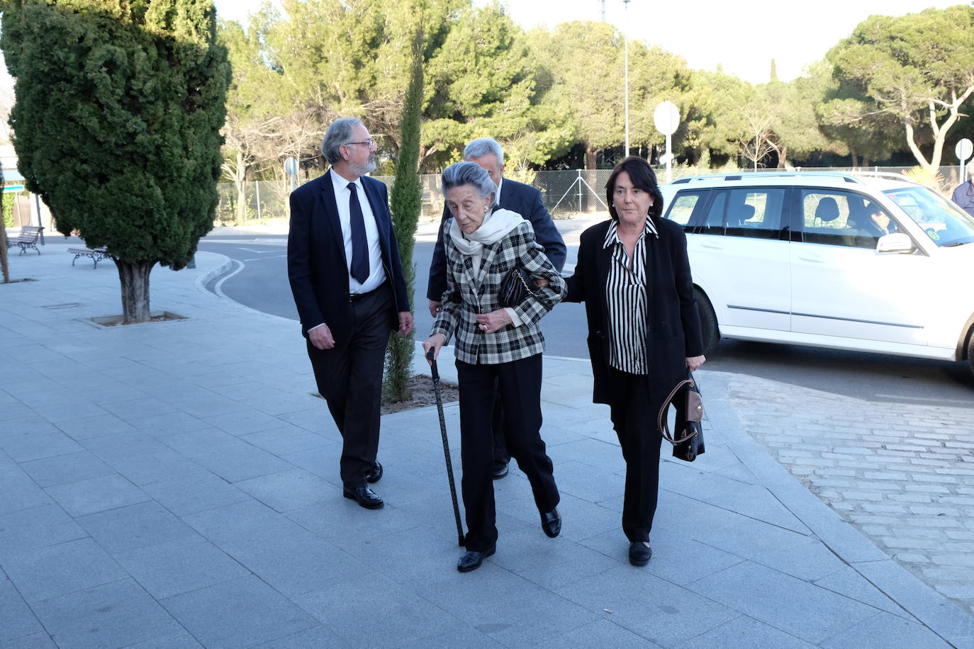 Personalidades como el expresidente del Gobierno Felipe González y el ministro de Agricultura, Luis Planas, y rostros conocidos de la política y la sociedad asturiana como la alcaldesa de Avilés, Mariví Monteserín, y el padre Ángel, arroparon a la familia del exministro Fernando Morán en su capilla ardiente, instalada en el tanatorio de Pozuelo de Alarcón, en Madrid. 