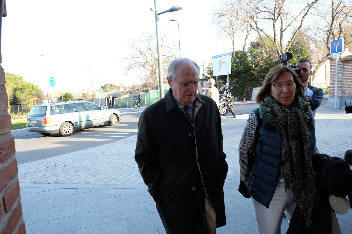 Personalidades como el expresidente del Gobierno Felipe González y el ministro de Agricultura, Luis Planas, y rostros conocidos de la política y la sociedad asturiana como la alcaldesa de Avilés, Mariví Monteserín, y el padre Ángel, arroparon a la familia del exministro Fernando Morán en su capilla ardiente, instalada en el tanatorio de Pozuelo de Alarcón, en Madrid. 