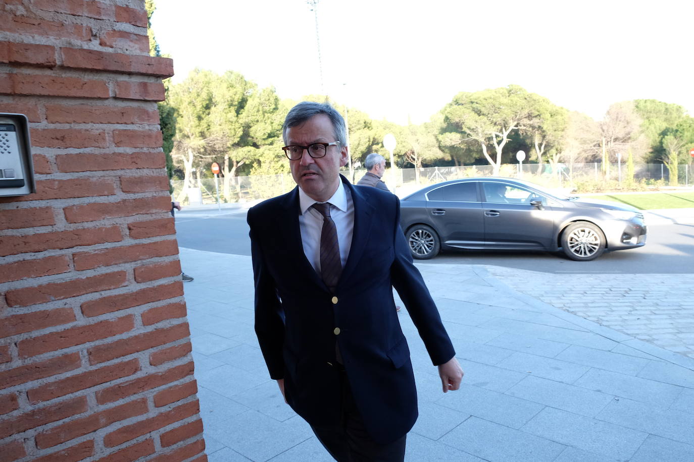 Personalidades como el expresidente del Gobierno Felipe González y el ministro de Agricultura, Luis Planas, y rostros conocidos de la política y la sociedad asturiana como la alcaldesa de Avilés, Mariví Monteserín, y el padre Ángel, arroparon a la familia del exministro Fernando Morán en su capilla ardiente, instalada en el tanatorio de Pozuelo de Alarcón, en Madrid. 