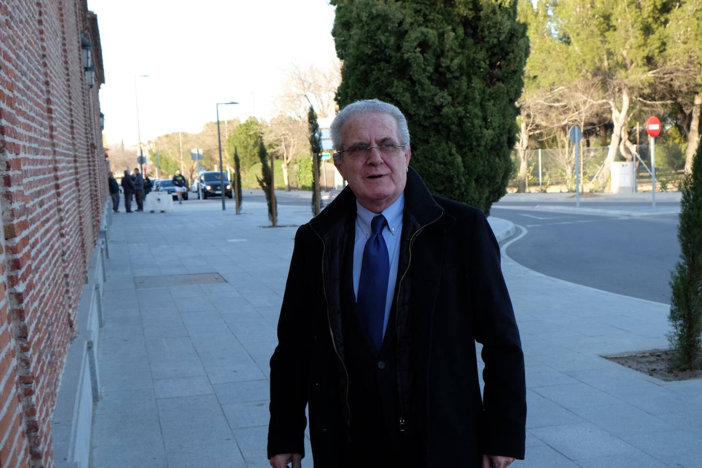 Personalidades como el expresidente del Gobierno Felipe González y el ministro de Agricultura, Luis Planas, y rostros conocidos de la política y la sociedad asturiana como la alcaldesa de Avilés, Mariví Monteserín, y el padre Ángel, arroparon a la familia del exministro Fernando Morán en su capilla ardiente, instalada en el tanatorio de Pozuelo de Alarcón, en Madrid. 