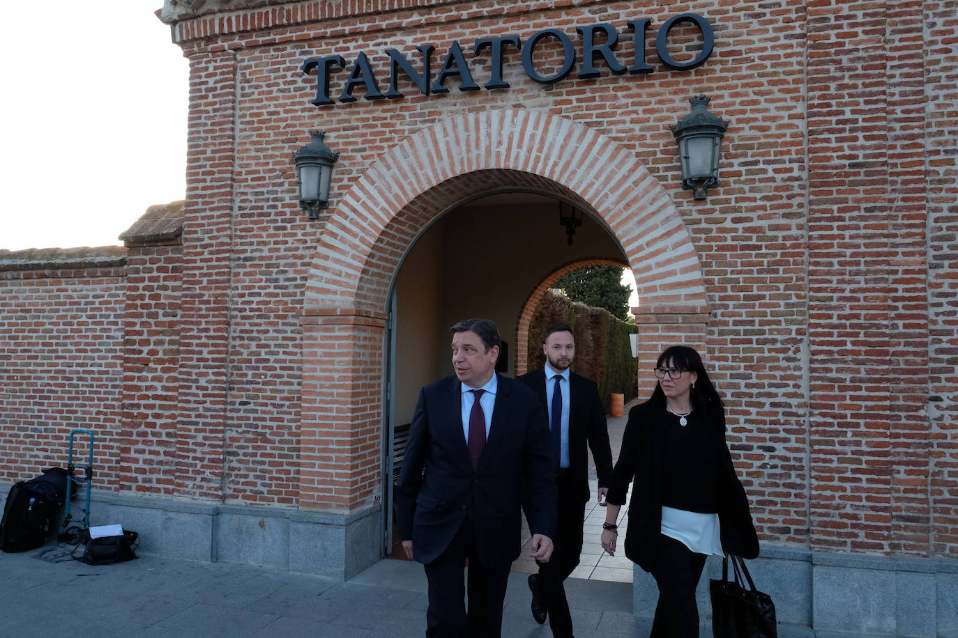 Personalidades como el expresidente del Gobierno Felipe González y el ministro de Agricultura, Luis Planas, y rostros conocidos de la política y la sociedad asturiana como la alcaldesa de Avilés, Mariví Monteserín, y el padre Ángel, arroparon a la familia del exministro Fernando Morán en su capilla ardiente, instalada en el tanatorio de Pozuelo de Alarcón, en Madrid. 