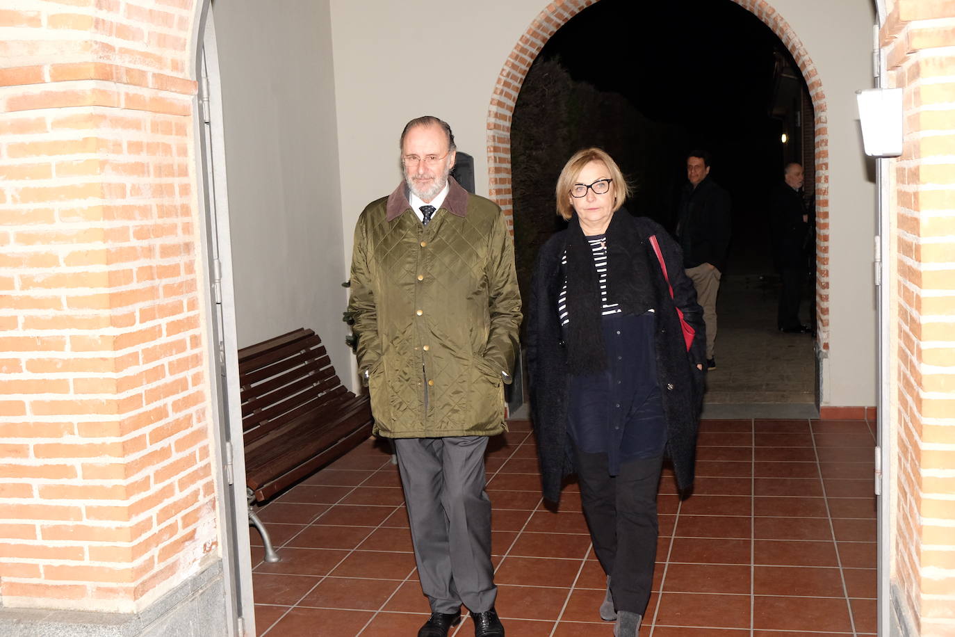 Personalidades como el expresidente del Gobierno Felipe González y el ministro de Agricultura, Luis Planas, y rostros conocidos de la política y la sociedad asturiana como la alcaldesa de Avilés, Mariví Monteserín, y el padre Ángel, arroparon a la familia del exministro Fernando Morán en su capilla ardiente, instalada en el tanatorio de Pozuelo de Alarcón, en Madrid. 