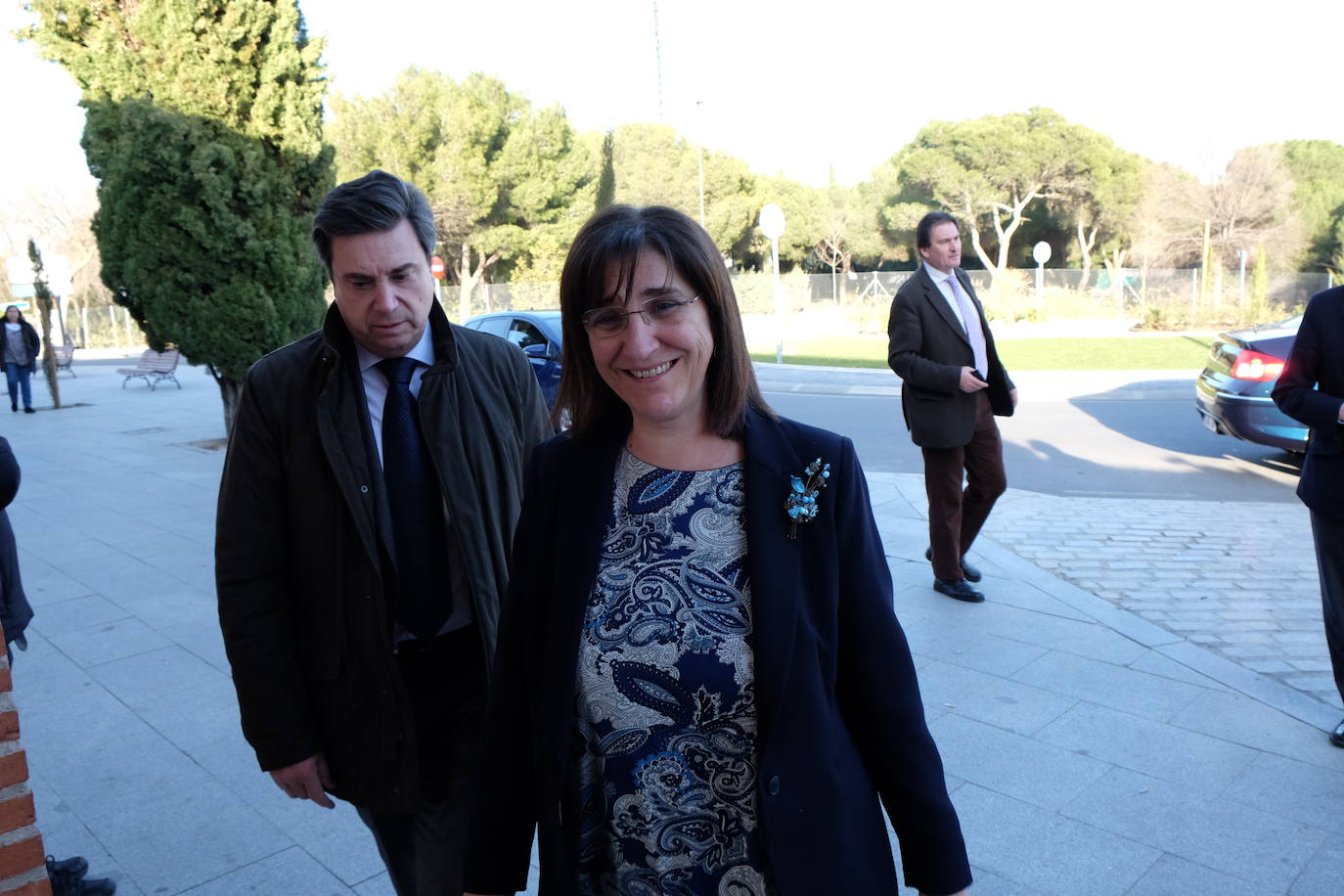 Personalidades como el expresidente del Gobierno Felipe González y el ministro de Agricultura, Luis Planas, y rostros conocidos de la política y la sociedad asturiana como la alcaldesa de Avilés, Mariví Monteserín, y el padre Ángel, arroparon a la familia del exministro Fernando Morán en su capilla ardiente, instalada en el tanatorio de Pozuelo de Alarcón, en Madrid. 