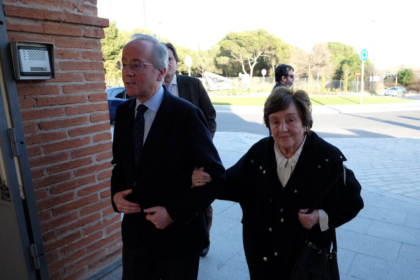 Personalidades como el expresidente del Gobierno Felipe González y el ministro de Agricultura, Luis Planas, y rostros conocidos de la política y la sociedad asturiana como la alcaldesa de Avilés, Mariví Monteserín, y el padre Ángel, arroparon a la familia del exministro Fernando Morán en su capilla ardiente, instalada en el tanatorio de Pozuelo de Alarcón, en Madrid. 
