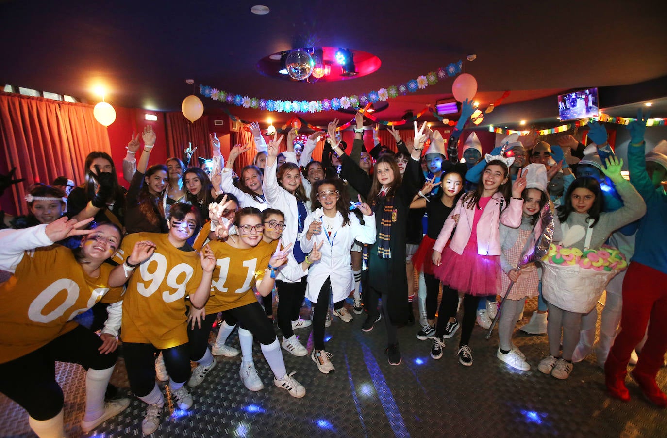 El Centro Asturiano ha celebrado este viernes la fiesta junior del carnaval, en la que han participado chicos de entre 11 y 15 años, quienes han podido participar en el concurso de disfraces y de hasta un 'escape room' 