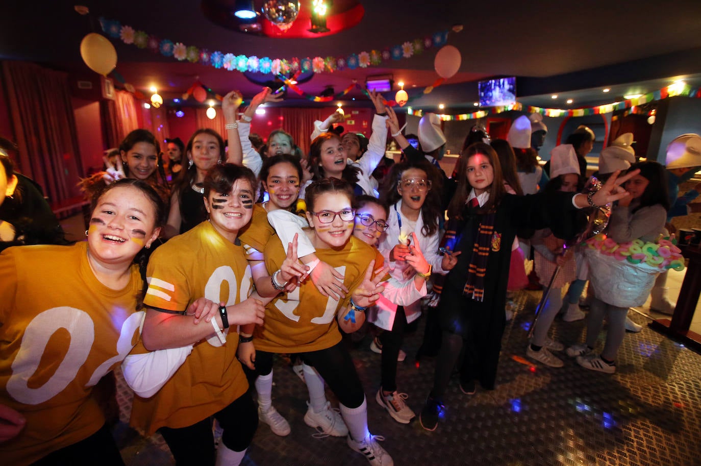 El Centro Asturiano ha celebrado este viernes la fiesta junior del carnaval, en la que han participado chicos de entre 11 y 15 años, quienes han podido participar en el concurso de disfraces y de hasta un 'escape room' 