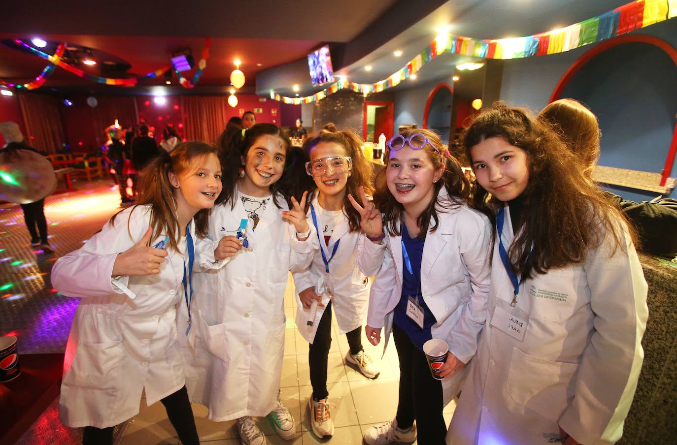 El Centro Asturiano ha celebrado este viernes la fiesta junior del carnaval, en la que han participado chicos de entre 11 y 15 años, quienes han podido participar en el concurso de disfraces y de hasta un 'escape room' 