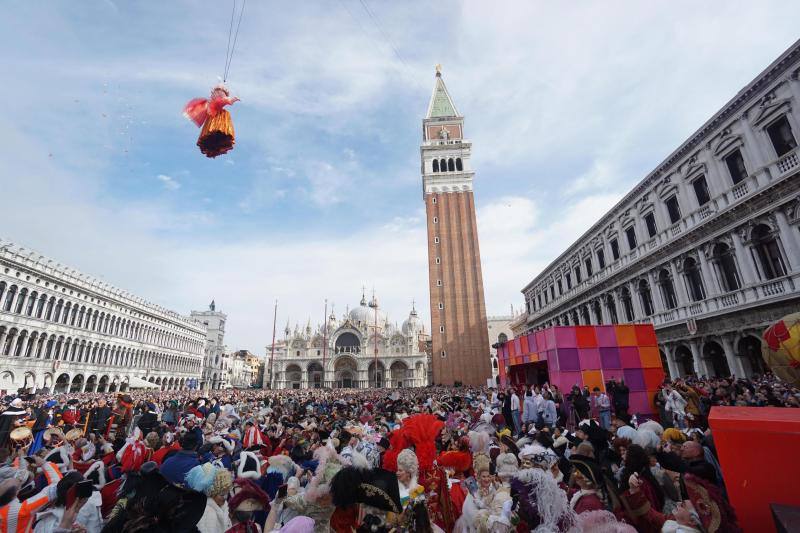 La ciudad italiana de Venecia celebra uno de los carnavales más prestigiosos de Europa. El 'Vuelo del ángel' da el pistoletazo de salida a varios días de fiesta.