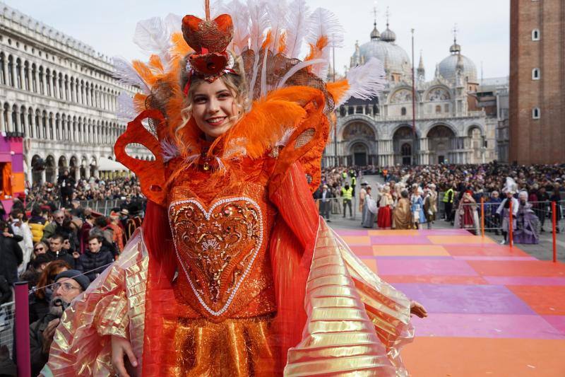 La ciudad italiana de Venecia celebra uno de los carnavales más prestigiosos de Europa. El 'Vuelo del ángel' da el pistoletazo de salida a varios días de fiesta.
