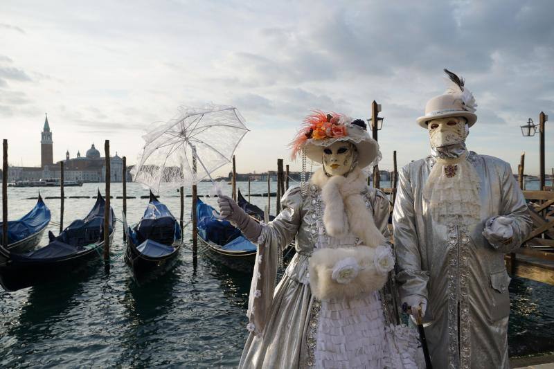 La ciudad italiana de Venecia celebra uno de los carnavales más prestigiosos de Europa. El 'Vuelo del ángel' da el pistoletazo de salida a varios días de fiesta.