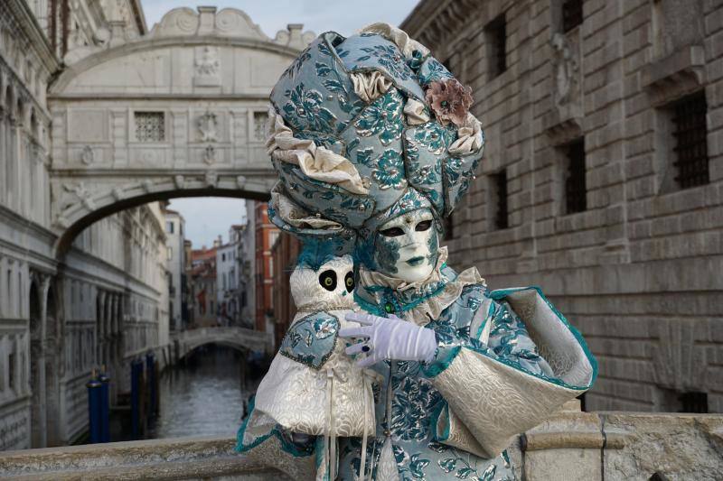 La ciudad italiana de Venecia celebra uno de los carnavales más prestigiosos de Europa. El 'Vuelo del ángel' da el pistoletazo de salida a varios días de fiesta.