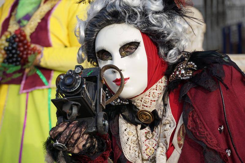 La ciudad italiana de Venecia celebra uno de los carnavales más prestigiosos de Europa. El 'Vuelo del ángel' da el pistoletazo de salida a varios días de fiesta.