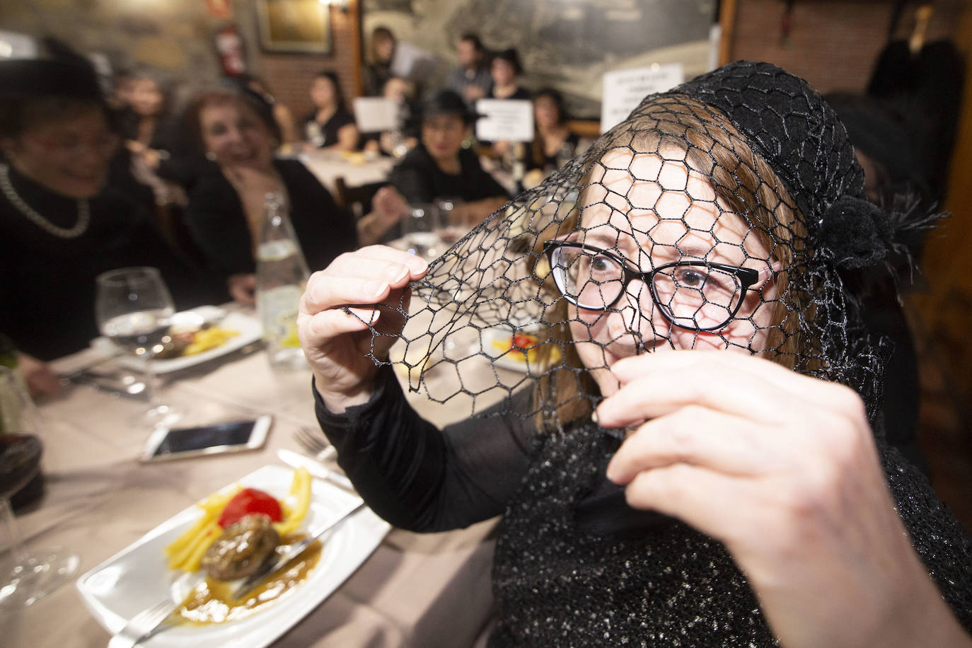 Las comadres prenden el antroxu en Avilés