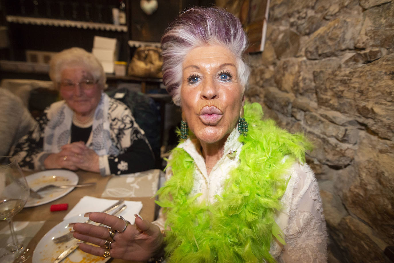 Las comadres prenden el antroxu en Avilés