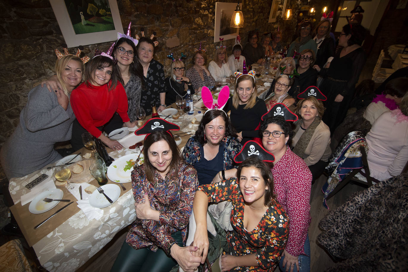 Las comadres prenden el antroxu en Avilés