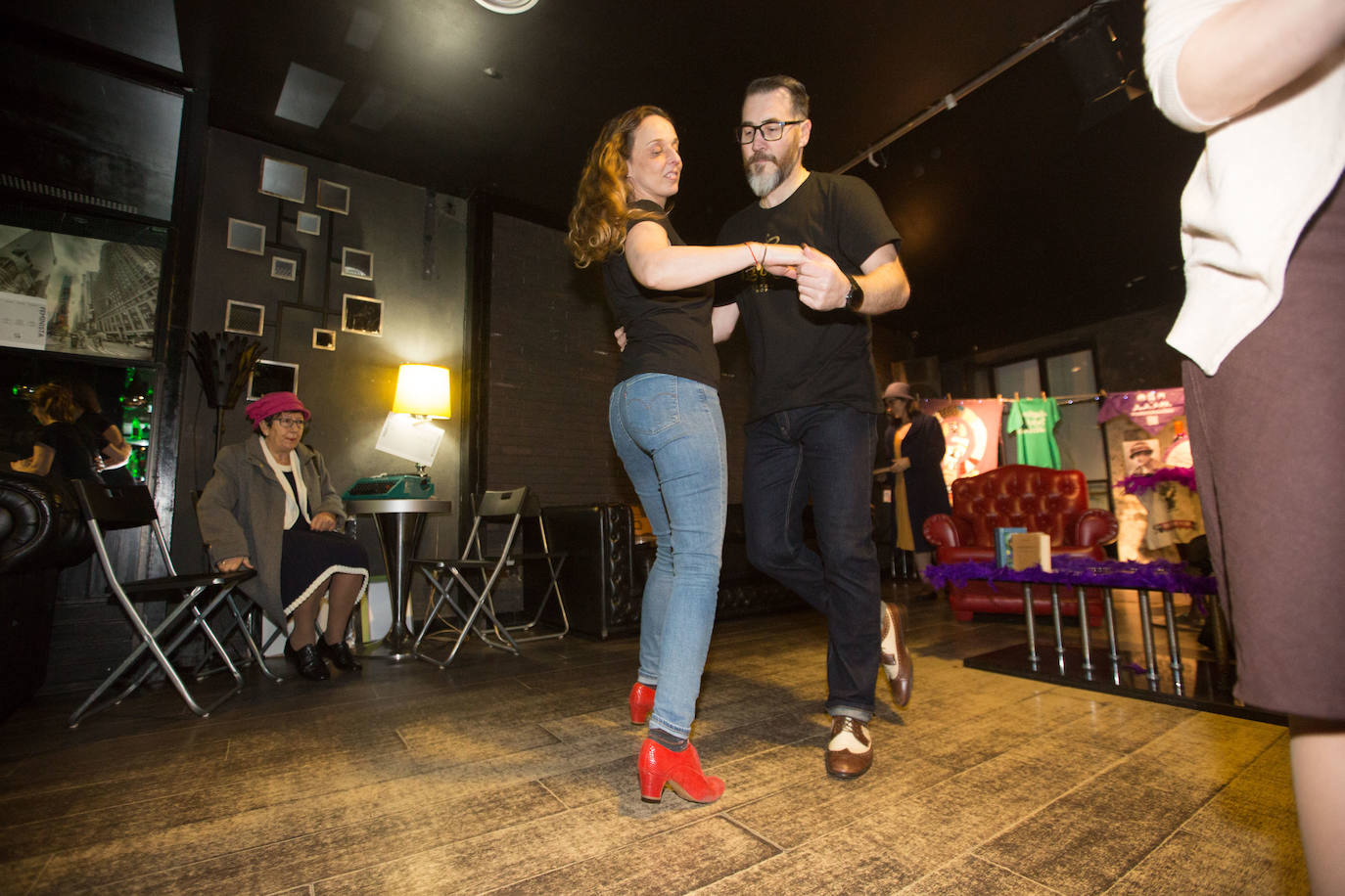 Las comadres prenden el antroxu en Avilés