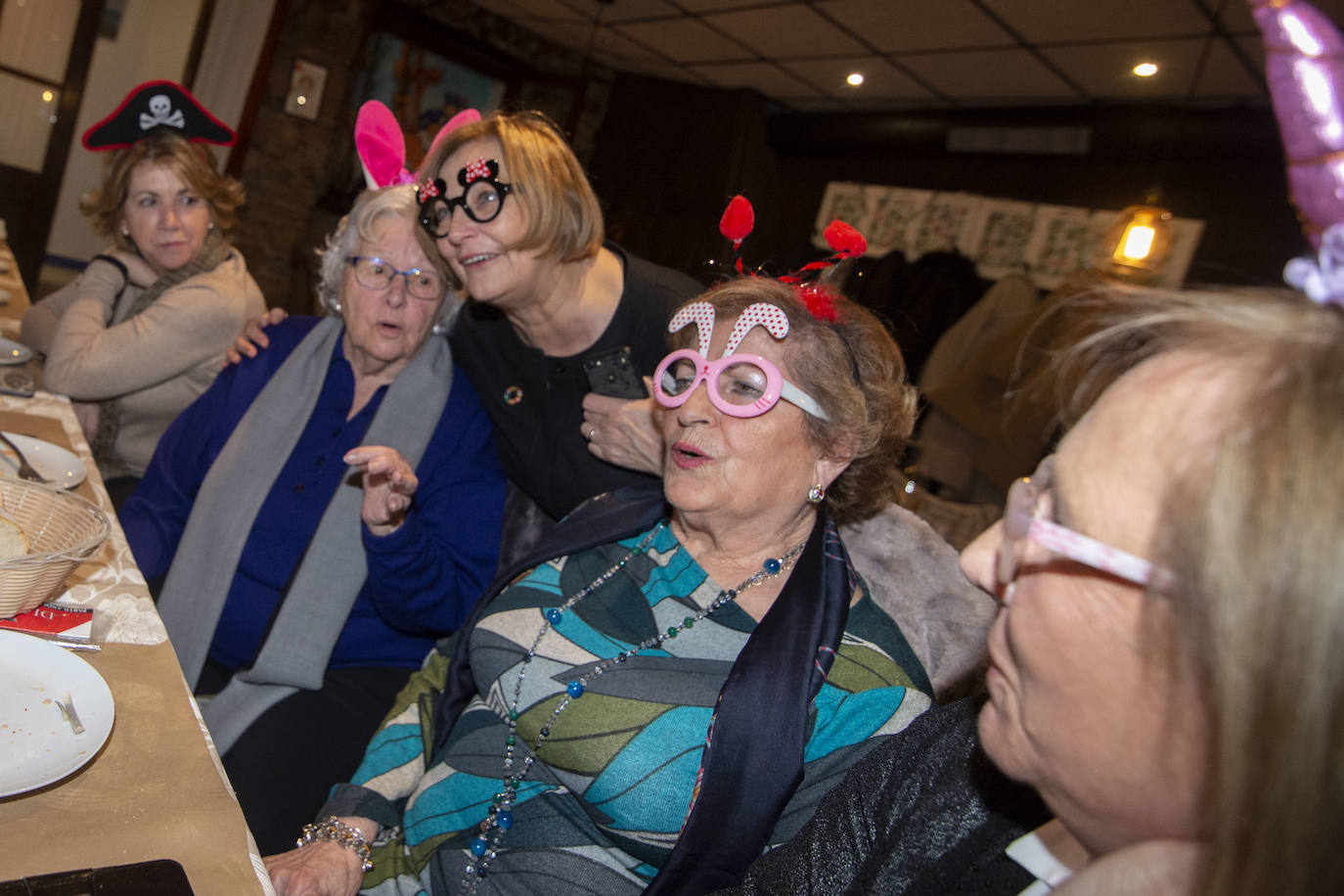 Las comadres prenden el antroxu en Avilés