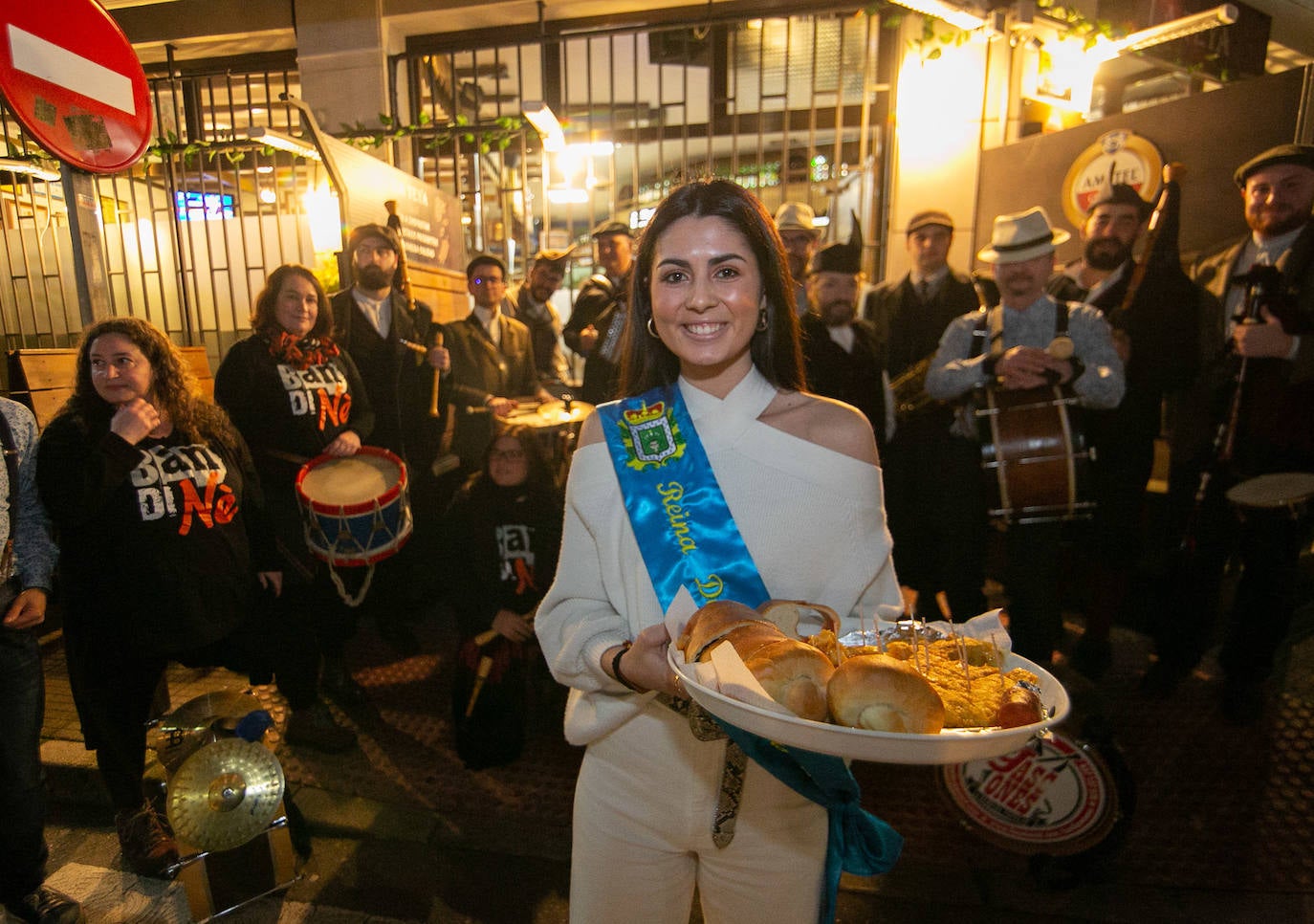 La Pola se llenó, desde el mediodía a la noche, de grupos de amigos para celebrar una fiesta que ya no es exclusiva de las mujeres