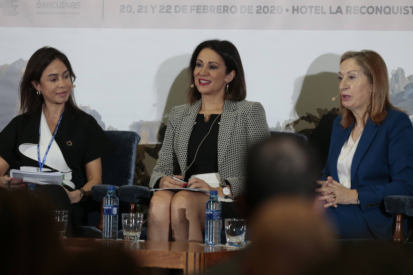 Isabel Pardo de Vera, a la izquierda, durante el Congreso de Empresarias y Directivas del Atlántico que se celebra en Oviedo.