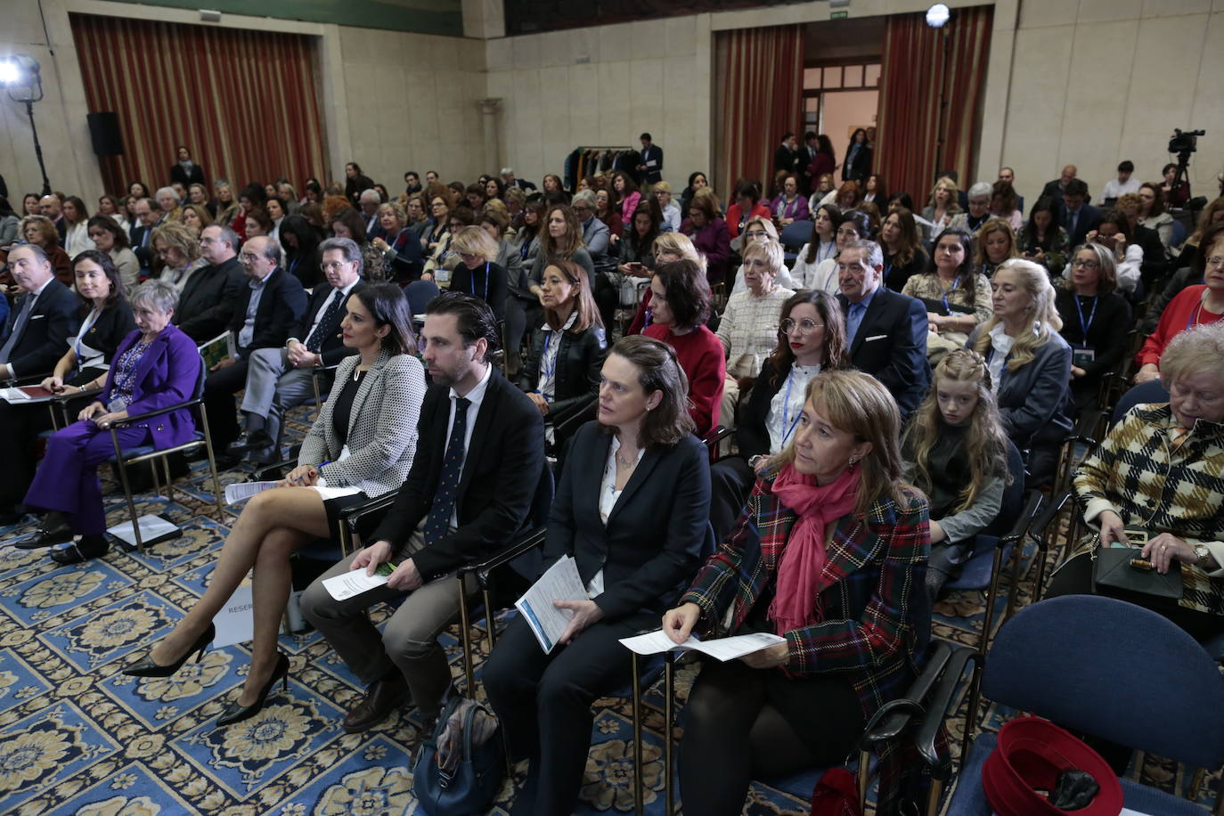  La capital del Principado ha acogido este viernes el Congreso de Empresarias y Directivas del Atlántico. En la inauguración han participado la vicepresidenta segunda del Congreso de los Diputados, Ana Pastor, y la presidenta de Adif, Isabel Pardo de Vera.