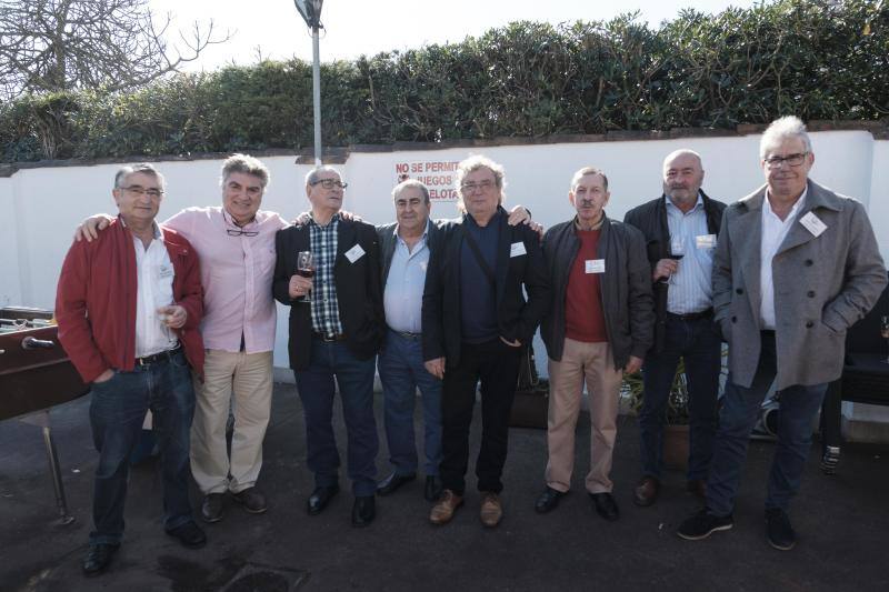 Decenas de personas se dieron cita este viernes en el I Encuentro de Sociedades gastronómicas de Gijón. Lo hicieron en torno a la mesa en El Faro del Piles. Tertulia Miau.