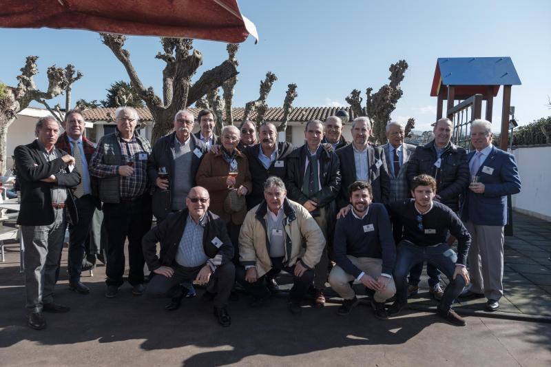 Decenas de personas se dieron cita este viernes en el I Encuentro de Sociedades gastronómicas de Gijón. Lo hicieron en torno a la mesa en El Faro del Piles. Puerte de Mandu.