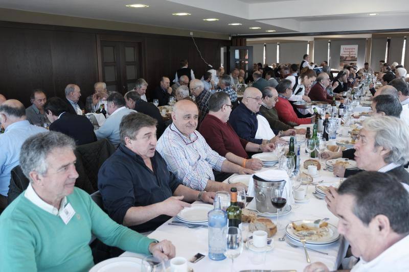 Decenas de personas se dieron cita este viernes en el I Encuentro de Sociedades gastronómicas de Gijón. Lo hicieron en torno a la mesa en El Faro del Piles. 