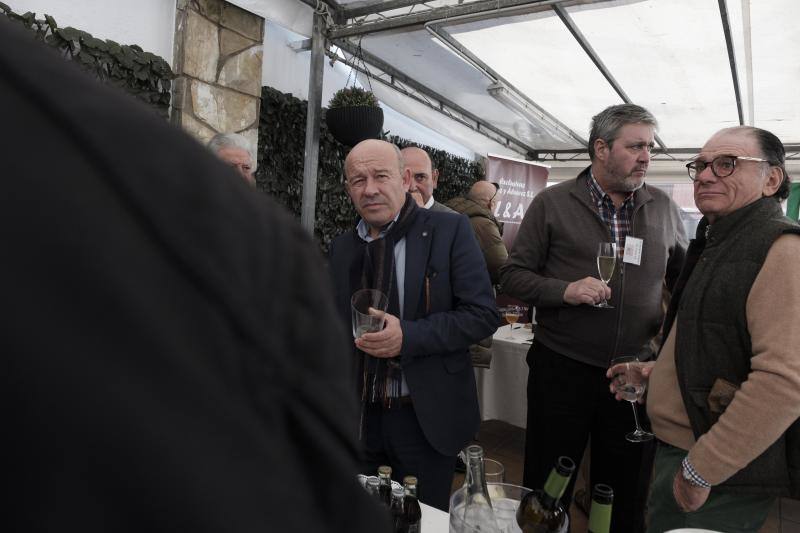 Decenas de personas se dieron cita este viernes en el I Encuentro de Sociedades gastronómicas de Gijón. Lo hicieron en torno a la mesa en El Faro del Piles. 