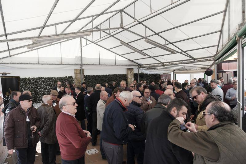 Decenas de personas se dieron cita este viernes en el I Encuentro de Sociedades gastronómicas de Gijón. Lo hicieron en torno a la mesa en El Faro del Piles. 