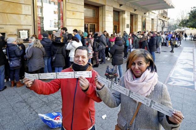 Aglomeración ante las taquillas del Teatro Jovellanos en la mañana de ayer. José Manuel Piñán y Mónica Álvarez compraron las primeras entradas. 