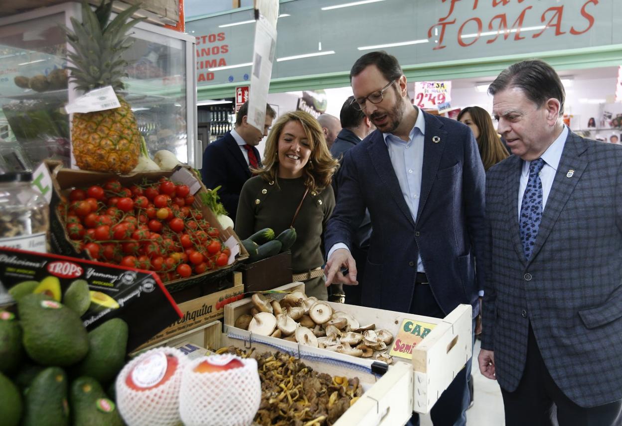 Teresa Mallada, Javier Maroto y Alfredo Canteli, en el mercado de El Fontán. 