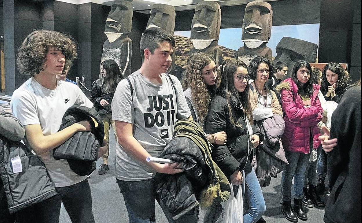 Las esculturas gigantes de la Isla de Pascua parecen observar a los visitantes de la exposición, en este caso los alumnos del Instituto Doctor Fleming. 