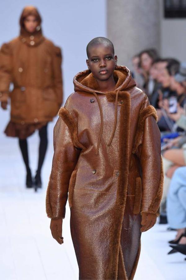 Max Mara acaba de presentar sus nuevas propuestas en la Milan Fashion Week de cara a la temporada otoño-invierno 2020-2021. Un desfile en el que han triunfado los colores grises, el blanco y el camel y en el que su director creativo, Ian Griffiths, ha preferido apostar por la simplicidad, las siluetas limpias y las líneas puras. ¿El resultado? Estilismos minimalistas y marcados por la sobriedad en los que las hombreras, las prendas oversize, los drapeados, los volantes y las estructuras armadas también han sido las tendencias estrella.