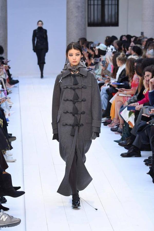 Max Mara acaba de presentar sus nuevas propuestas en la Milan Fashion Week de cara a la temporada otoño-invierno 2020-2021. Un desfile en el que han triunfado los colores grises, el blanco y el camel y en el que su director creativo, Ian Griffiths, ha preferido apostar por la simplicidad, las siluetas limpias y las líneas puras. ¿El resultado? Estilismos minimalistas y marcados por la sobriedad en los que las hombreras, las prendas oversize, los drapeados, los volantes y las estructuras armadas también han sido las tendencias estrella.