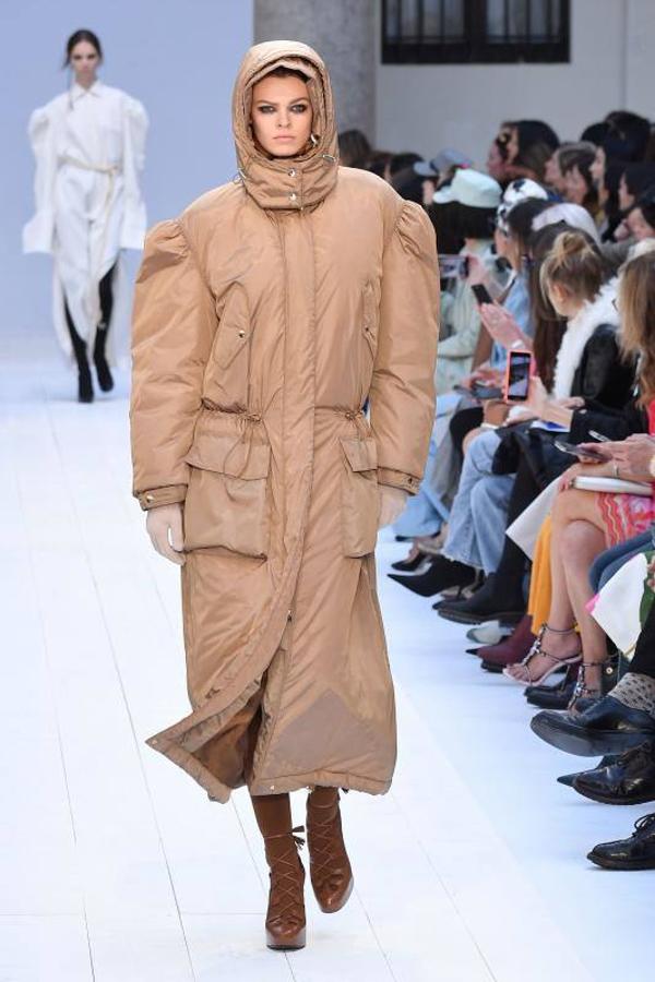 Max Mara acaba de presentar sus nuevas propuestas en la Milan Fashion Week de cara a la temporada otoño-invierno 2020-2021. Un desfile en el que han triunfado los colores grises, el blanco y el camel y en el que su director creativo, Ian Griffiths, ha preferido apostar por la simplicidad, las siluetas limpias y las líneas puras. ¿El resultado? Estilismos minimalistas y marcados por la sobriedad en los que las hombreras, las prendas oversize, los drapeados, los volantes y las estructuras armadas también han sido las tendencias estrella.