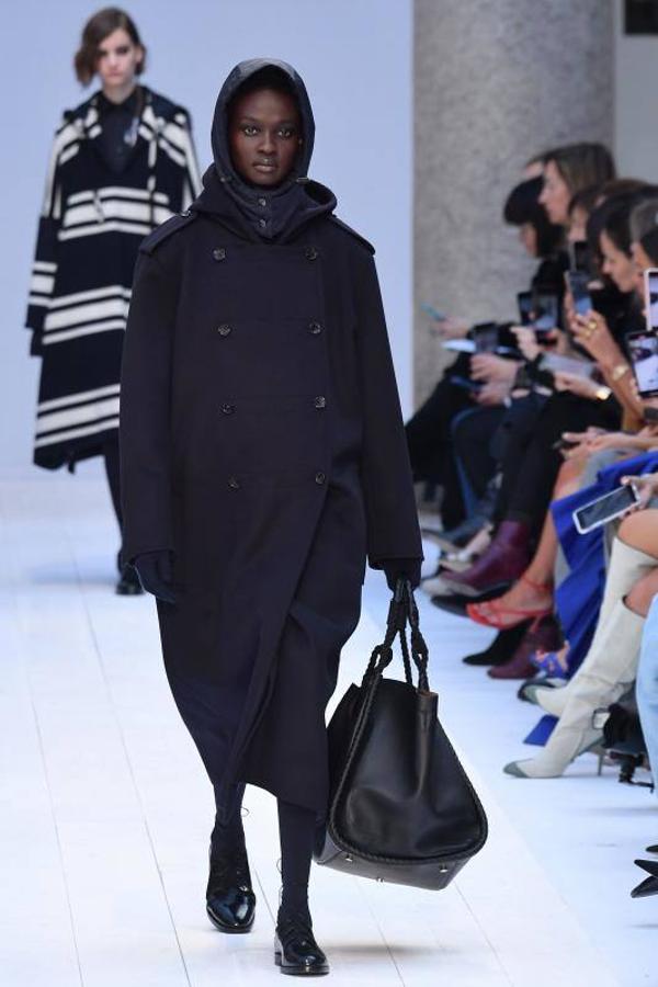 Max Mara acaba de presentar sus nuevas propuestas en la Milan Fashion Week de cara a la temporada otoño-invierno 2020-2021. Un desfile en el que han triunfado los colores grises, el blanco y el camel y en el que su director creativo, Ian Griffiths, ha preferido apostar por la simplicidad, las siluetas limpias y las líneas puras. ¿El resultado? Estilismos minimalistas y marcados por la sobriedad en los que las hombreras, las prendas oversize, los drapeados, los volantes y las estructuras armadas también han sido las tendencias estrella.