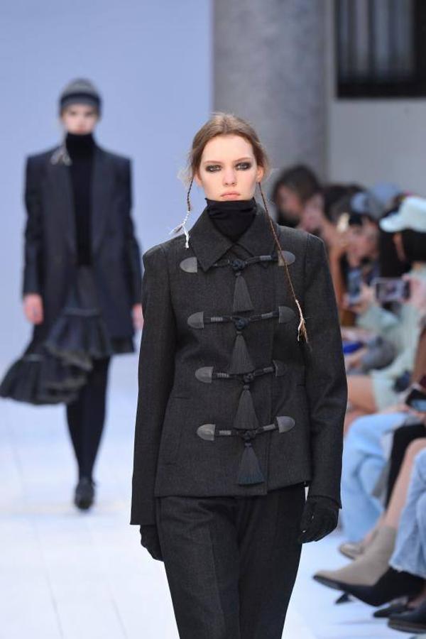 Max Mara acaba de presentar sus nuevas propuestas en la Milan Fashion Week de cara a la temporada otoño-invierno 2020-2021. Un desfile en el que han triunfado los colores grises, el blanco y el camel y en el que su director creativo, Ian Griffiths, ha preferido apostar por la simplicidad, las siluetas limpias y las líneas puras. ¿El resultado? Estilismos minimalistas y marcados por la sobriedad en los que las hombreras, las prendas oversize, los drapeados, los volantes y las estructuras armadas también han sido las tendencias estrella.