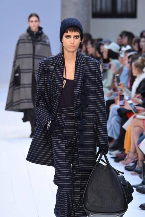 Max Mara acaba de presentar sus nuevas propuestas en la Milan Fashion Week de cara a la temporada otoño-invierno 2020-2021. Un desfile en el que han triunfado los colores grises, el blanco y el camel y en el que su director creativo, Ian Griffiths, ha preferido apostar por la simplicidad, las siluetas limpias y las líneas puras. ¿El resultado? Estilismos minimalistas y marcados por la sobriedad en los que las hombreras, las prendas oversize, los drapeados, los volantes y las estructuras armadas también han sido las tendencias estrella.